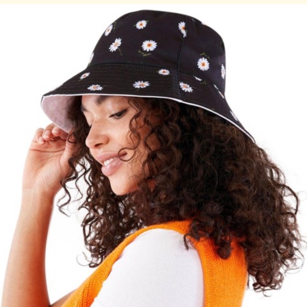 Alice + Olivia By Stacey Bendet Daisy floral Print Reversible Bucket Hat